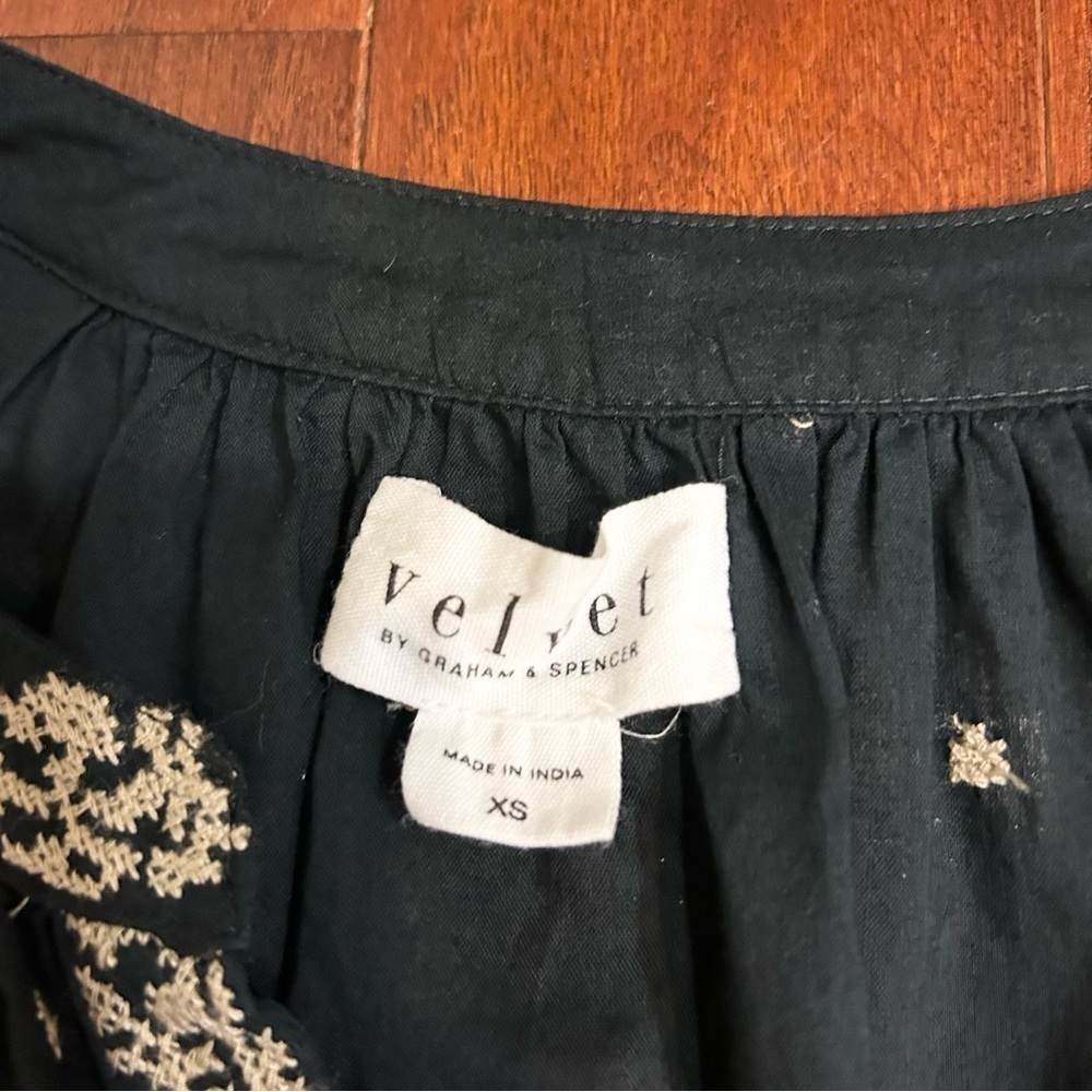 $169 Velvet by Graham & Spencer Ania Embroidered Boho Top size XS black Vneck - Picture 7 of 11